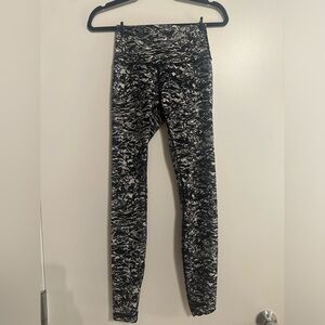Black & white Lululemon Wunder unders- 28inch